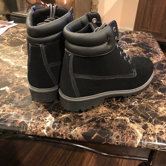 Black boots - Picture 3 of 5